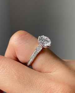 Anillo Apilable de Plata 925 con Gema de Moissanita Redonda en Forma de Trébol de Lujo, Certificado IGI, Regalo de Aniversario de Bodas para Novia - Product Image 4