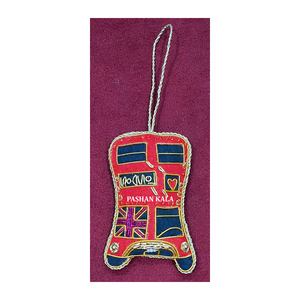 Design attrayant belle broderie Zari faite à la main en forme de bus ornement suspendu avec ornements d'arbre de noël perlés pour la décoration - Product Image 1