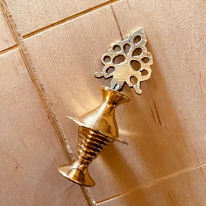 Surmedani en laiton pour préserver la qualité de la surma tout en ajoutant une touche d'élégance ethnique à la maison - Product Image 1