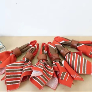 Ensemble de 4 anneaux de serviette en bois de conception standard tendance, anneaux de serviette en bois massif de couleur marron pour la table et la vaisselle - Product Image 1