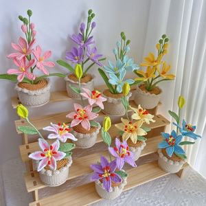 Pot de fleurs en forme de lys à double tête au crochet, décoration florale artisanale pour la maison, mariage et événements d'entreprise - Product Image 1