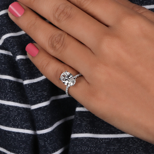 Bague en diamant cultivé en laboratoire en or massif 10KT Hidden Halo Pave Set Style classique Oval Cut Engagement avec certificat IGI Son cadeau - Product Image 1