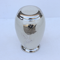 Urne funéraire et cercueil uniques en métal blanc de style américain avec motif floral, souvenir écologique pour les cendres d'adultes et d'animaux de compagnie