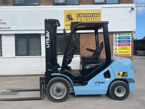 CAMIÓN DE PALETA DIESLE UT35P CATERPILLAR 2012 ASEQUIBLE 3 TON 4WD con 1 AÑO DE GARANTÍA A LA VENTA - Product Image 6