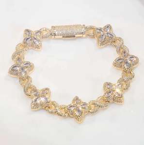 Bracelet trèfle à quatre feuilles entièrement serti de moissanite VVS, argent 925, BRACELET CUBAIN EN DIAMANT - Product Image 2