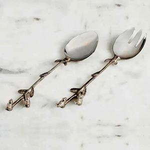 Juego de servicio de ensaladas pulido con espejo de acero inoxidable, mango pesado en relieve de latón, cuchara y tenedor para servir alimentos - Product Image 2