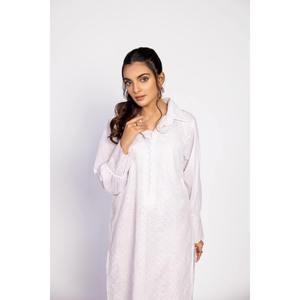 Chemise en popeline blanche chic pour femme, col à volants, motif uni, décoration logo, tailles XL, pour le bureau, look chic d'été - Product Image 2