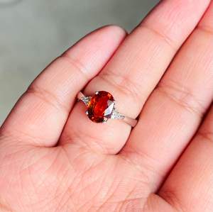 Anillo de Cóctel Minimalista de Plata de Ley 925 con Baño de Rodio y Corte Brillante Redondo de Cianita Naranja Natural para Mujer - Product Image 3