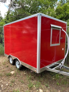 รถพ่วงขายอาหารโลหะสีแดงขนาด 7x12 ฟุต พร้อมเตาทอดแบบล้อเลื่อน 2 ล้อ และอุปกรณ์เสริม - Product Image 1