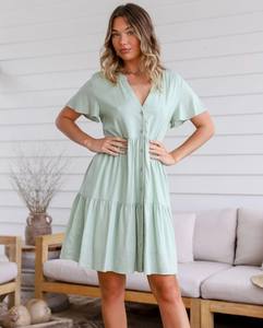 ชุดเดรสสั้นผ้าเรยอนสีสันสดใสสำหรับผู้หญิง สไตล์หรูหราและน้ำหนักเบา เหมาะสำหรับฤดูร้อน คอวี แขนสั้น แบบชิ้นเดียว ระบายอากาศได้ดี เหมาะสำหรับใส่ไปเที่ยวทะเลหรืองานปาร์ตี้ - Product Image 1