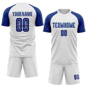 Kits de football pour équipes Maillots et shorts avec logo personnalisé Fournisseur d'uniformes OEM Vêtements de football légers pour hommes, femmes et enfants - Product Image 3