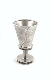 Copa de Kidush de latón plateado de forma redonda con diseño antiguo - Product Image 5