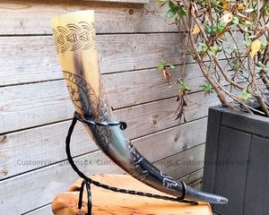 Taza de cerámica de cuerno vikingo festivo hecho a mano para hidromiel y cerveza para fiestas navideñas y alegrías navideñas - Product Image 3