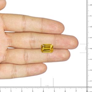 Zafiro Amarillo Natural - Gema Facetada de 5.52 Quilates, Corte Ovalado, Variedad de Colores Peridoto, Incluye Formas como Marquesa y Alejandrita - Product Image 3