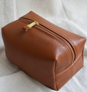 Estuche cosmético portátil con logotipo personalizado de alta calidad, cuero de búfalo de grano completo, cierre de cremallera Premium refinado para artículos de tocador - Product Image 1