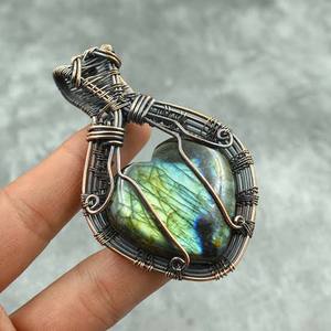 Prix de gros HARI OM CREATIONS Labradroit Gem Malachite Pyramide Vintage Laiton Plaqué Or Fil Enroulé Pendentif Pierre de Naissance - Product Image 2