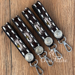 2024 pulsera de cuero con herramientas florales occidentales de alta calidad llavero de cuero genuino coche hogar llavero Correa soporte cordón Mujer - Product Image 1