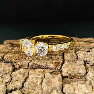 Juego de barras de tres piedras de oro macizo de 14K, anillo de compromiso de diamante moissanita. - Product Image 5