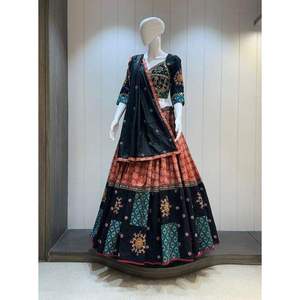 Chaniya Choli traditionnel pour femme, en coton Ikkat Khadi, dessiné à la main, réversible, concept demi-demi, pour l'été et les occasions festives - Product Image 4