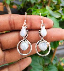 Boucles d'oreilles en pierre de lune renouvelée, laiton plaqué or, bijoux faits à la main vintage, certifiées IGI, Surgyan Saini, saison estivale, mariage - Product Image 2