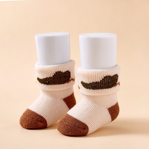 Venta al por mayor lindos calcetines de punto cálidos para bebé bosque patrón de animales de dibujos animados antideslizante vestido de algodón conjunto para niños pequeños tripulación proveedor de Vietnam - Product Image 2