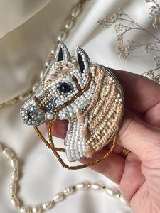 Broches d'insectes brodées à la main les plus vendues, faites à la main, ornées de perles avec des cornes et des membres en fil métallique à prix compétitif par glowin fashion - Product Image 6