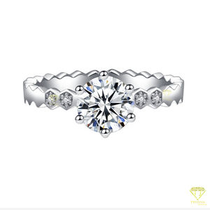 Bague de fiançailles classique avec solitaire rond brillant de laboratoire cultivé en or blanc à six griffes Design intemporel - Product Image 3