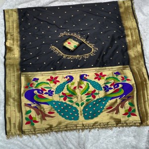 Sari VASTRA COTTAGE de seda jacquard negro real con tejido Zari Meenakari, trabajo manual Pathani, pallu con latkan y blusa a juego. - Product Image 5