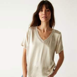 Elegante camiseta transpirable con cuello en V para mujer: mezcla de algodón suave, perfecta para ropa informal, disponible en varios colores y tamaños - Product Image 3