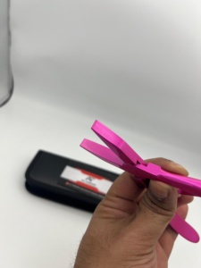 Pince à pointe plate pour extensions de cheveux, acier inoxydable durable de haute qualité, couleur rose métallique, étui en cuir - Product Image 4