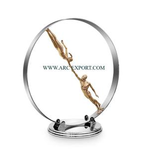 Sculpture créative de nouveau modèle de concepteur unique Sculpture décorative en métal plaqué or de qualité supérieure avec base de couleur noire - Product Image 5