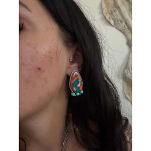 Boucles d'oreilles pendantes Navajo faites à la main en argent sterling avec pierres multiples et turquoise, avec grappe de pendentifs sur tige - Product Image 1