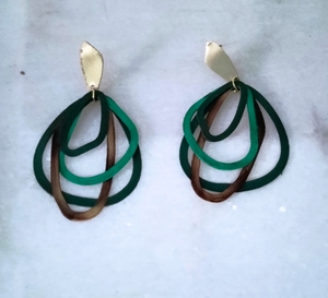 Pendientes de tuerca de metal dorado antiguo Pátina multicolor Pintado a mano Nuevo diseño Ropa de fiesta Brazaletes negros de moda - Product Image 4