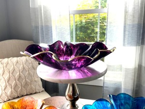 Bol décoratif en résine fleur rose, plateau de centre de table au design floral fabriqué à la main, accent de table élégant pour la maison, le salon ou les événements - Product Image 2