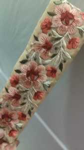 ที่กำหนดเองทำบนฐานสีเบจและเครื่องออกแบบดอกไม้หลายสีริบบิ้นและเชือกผูกรองเท้าในการออกแบบต่างๆ - Product Image 2