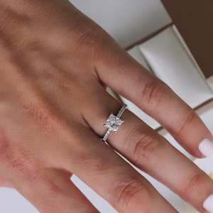 Anillo de compromiso CZ de corte princesa de 8mm con banda pavimentada en plata | Elegante joyería nupcial para boda - Product Image 2