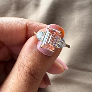 แหวนหมั้นเพชรทรงสามเหลี่ยมสีชมพูขนาด 2.50 กะรัต ผลิตในห้องปฏิบัติการ ประดับเพชรสามเม็ด แหวนแต่งงานทรงหัวใจทอง 14k แฟชั่น - Product Image 4