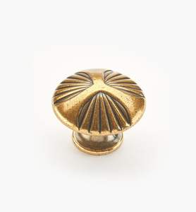 Perillas de latón hechas a mano para armarios de cocina que ofrecen un aspecto artesanal refinado, adecuado para un estilo contemporáneo o moderno. - Product Image 4