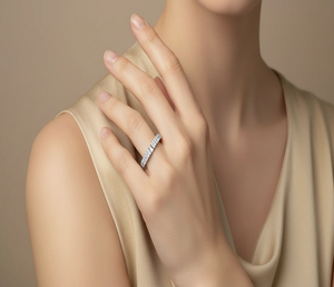 แหวนดีไซน์เรขาคณิตทันสมัยคุณภาพสูง ประดับด้วยเพชรและพลอยระยิบระยับ แหวนทองสำหรับชุดที่ได้แรงบันดาลใจจากเทรนด์ โอกาสพิเศษ - Product Image 5