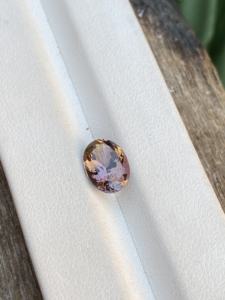 Pierre précieuse de forme ovale en tanzanite naturelle certifiée avec une excellente loupe zoisite naturelle multicolore et brillante propre 2.44 carat. - Product Image 2