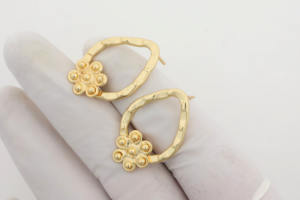 Pendientes de aro de flores texturizadas chapadas en oro hechas a mano, joyería de declaración floral de latón martillado moderno para mujer - Product Image 3