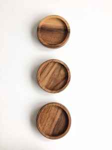 ชุดจานรองแก้วชา กาแฟ ไม้วอลนัทสุดหรู ดีไซน์คลาสสิก เป็นมิตรกับสิ่งแวดล้อม จำนวน 4 ชิ้น คุณภาพพรีเมียม ปรับขนาดได้ พร้อมที่วาง เหมาะสำหรับห้องครัว - Product Image 4