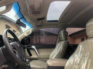 2022 Toyota Prado Diesel SUV con opciones de caja de cambios manual automática Asientos de cuero Cámara trasera R17 Aleación Baca oscura - Product Image 6