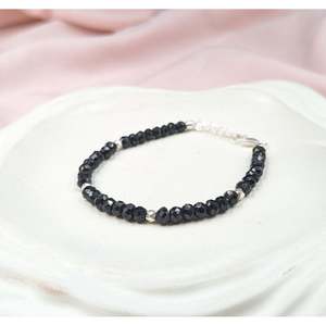 Bracelet perlé plaqué or avec breloque spinelle noire et motif à billes, orné de pierres principales en zircon, onyx et perle, forme lune - Product Image 4