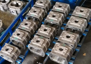 Tùy chỉnh OEM các bộ phận sắt gang kim loại nhôm tùy chỉnh làm cho đúc nhôm thép đồng khối động cơ cát đúc - Product Image 2