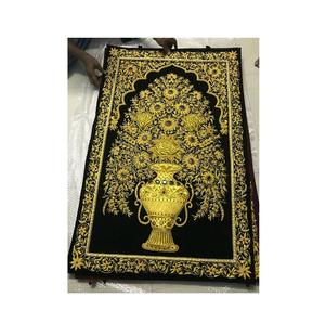 Lujosa alfombra decorativa hecha a mano con hilo Zari y piedras semipreciosas para interiores elegantes de casas y palacios - Product Image 1