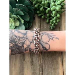 Brazalete de Plata de Ley y Coral de Tricia Leekety - Product Image 2
