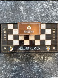 DAFNI BIG PAZAR Échiquier en bois personnalisé avec noms gravés, design de luxe fait main imprimé en typographie, provenant d'Istanbul - Product Image 4