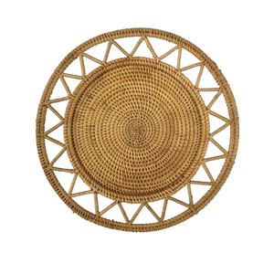 Assiette de charge en rotin tissé durable fabriquée par des artisans vietnamiens pour un décor rustique de restaurant et d'hôtel - Product Image 1