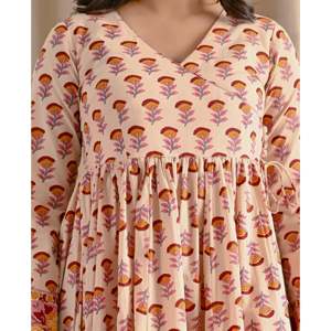Robe longue Angrakha imprimée jaune crème avec jupe évasée, vêtements indiens et pakistanais - Product Image 2